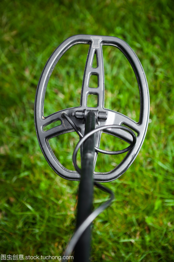 在行动中的金属探测器
